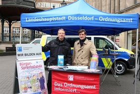 Ordnungsdezernent Christian Zaum (rechts) und Wolfgang Lukoschat, OSD, bei der ersten Bürgersprechstunde des OSD 2019 auf dem Heinrich-Heine-Platz. Foto: Ingo Lammert