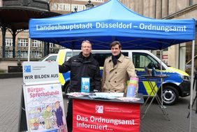 Ordnungsdezernent Christian Zaum (rechts) und Wolfgang Lukoschat, OSD, bei der ersten Bürgersprechstunde des OSD 2019 auf dem Heinrich-Heine-Platz. Foto: Ingo Lammert