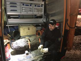 Die in Düsseldorf-Derendorf auf einer Baustelle entdeckte amerikanische Fliegerbombe konnte am Montag, 4. November, 20.10 Uhr, durch Frank Stommel (59) vom Kampfmittelbeseitigungsdienst der Bezirksregierung erfolgreich entschärft werden. Foto: Stadt