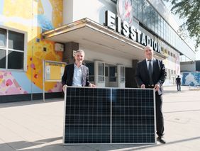Oberbürgermeister Thomas Geisel (l.) und Dr. Udo Brockmeier, Vorstandsvorsitzender Stadtwerke Düsseldorf, freuen sich über den Bau der Photovoltaik-Anlage, die jährlich bis zu 280 Tonnen C02 einspart. Foto: Gstettenbauer