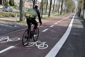 Durch die neue, rot eingefärbte Asphaltdecke ist der Zweirichtungsradweg nicht nur deutlich vom Gehweg abgegrenzt, sondern bietet auch mehr Komfort. Foto: Ingo Lammert