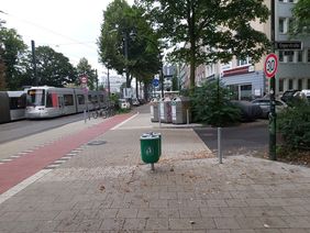 Die Einmündung der Engerstraße in die Grafenberger Allee nach dem Umbau: Die neue Aufpflasterung gibt dem Rad- und Fußverkehr den Vorrang und sorgt für mehr Sicherheit und Komfort für die Radfahrer. Foto: Amt für Verkehrsmanagement