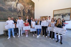 Bürgermeister Josef Hinkel (h.r.) ehrte die jungen Talente am Dienstag, 14. Juni, im Jan-Wellem-Saal des Düsseldorfer Rathauses. Foto: Gstettenbauer