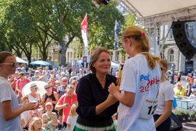 Landeshaupt96 Kinder im Alter zwischen acht und zwölf Jahren bestritten ihre Radrennen um den Gesamtsieg beim Kinderradwettbewerb Petit Départ. Bürgermeisterin Klaudia Zepuntke ehrte im Anschluss die Siegerinnen und Sieger.stadt Düsseldorf/Uwe Schaffmeister