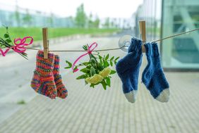 Seit fast zehn Jahren stricken die Seniorinnen und Senioren ehrenamtlich gegen kalte Babyfüßchen und für warme Herzen, © Landeshauptstadt Düsseldorf/Uwe Schaffmeister