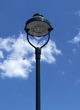 Die energieeffiziente Umrüstung der gasbetriebenen Straßenbeleuchtung geht weiter: In der Woche nach Karneval beginnen die Arbeiten in Flingern Süd. Die historische Leuchtenform kann beim Gros der umzurüstenden Laternen erhalten werden, hier eine Aufsatzleuchte. © Amt für Verkehrsmanagement