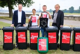 Oberbürgermeister Dr. Keller, Beigeordneter Kral und ein Promotionteam im Rheinpark