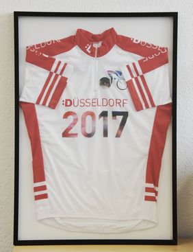Drei dieser gerahmten offiziellen Grand Départ-Trikots werden jeweils gegen eine Spende vergeben. Foto: Wilfried Meyer