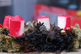 Wer echte Kerzen verwendet sollte den Raum nicht verlassen. Foto: Uwe Schaffmeister
