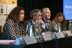 OB Geisel (2.v.l.) präsentierte gemeinsam mit seinem Amtskollegen aus Venlo Antoin Scholten (2.v.r.) und Aziza Akhmouch (links), Leiterin des Bereiches Cities, Urban Policies, Sustainable Development bei der OECD, das offizielle Programm vor. Foto: Young