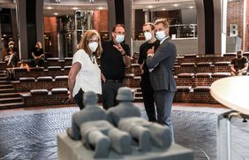 Bei der Veröffentlichung der App dabei: (v. l.) Annette Klinke, Bezirksbürgermeisterin des Stadtbezirks 01, Nicolas Grosch, Geschäftsstelle der Kunstkommission, Jan Wagner, Leiter der Filmwerkstatt, und Bürgermeister Josef Hinkel; Foto: Melanie Zanin