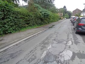 Mit einer dünnen Asphaltschicht in Kaltbauweise werden in den Stadtteilen Lörick, Rath, Gerresheim, Ludenberg, Vennhausen, Hassels, Benrath und Düsseltal 14 Straßen in Teilen oder auf der gesamten Länge saniert. Foto: Amt für Verkehrsmanagement