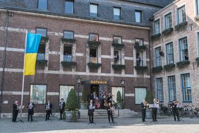 Aus den Fenstern des Rathauses und auf dem Marktplatz davor spielten 40 Musikerinnen und Musiker der Düsseldorfer Symphoniker aus 12 Nationen unter der Leitung von Principal Conductor Adam Fischer das Lied "Imagine" von John Lennon. Foto: LHD/Michael Gstettenbauer