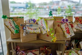 Für mehr als 30.000 ehrenamtlich gestrickte Söckchen für Düsselbabys bedankte sich das Jugendamt bei einer Veranstaltung am Donnerstag, 11. Mai, bei den Strickerinnen. Foto: Uwe Schaffmeister
