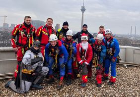 Das Team der Höhenretter der Feuerwehr auf dem Dach des EVK - bereit, Kinder in den Kliniken glücklich zu machen. Foto: Feuerwehr Düsseldorf