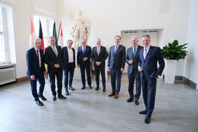 OB Dr. Keller (3.v.r.) mit (v.l.n.r.) Axel Fuhrmann, HWK, Lutz Denken, Kreishandwerkerschaft, Dezernent Jochen Kral, Gregor Berghausen, IHK, Michael Kregel, Kreishandwerkerschaft, Andreas Schmitz, IHK, und Andreas Ehlert, HWK. Foto: Gstettenbauer