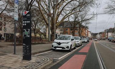 Eine Fahrradstation und eine Reparaturstation gehören zur Mobilitätsstation am Apostelplatz. © Connected Mobility Düsseldorf