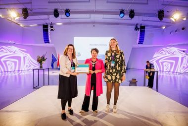 Bei der Preisverleihung der Eurocities Awards 2026 (v.l.): Jessica Breitkopf, Leiterin des Büros für Internationale und Europäische Angelegenheiten, Bürgermeisterin von Utrecht, Sharon Dijksma, und Clarissa Loch, stellvertretende Sachgebietsleitung Beratung und Hilfen für Obdachlose im Amt für Migration und Integration. © Eurocities