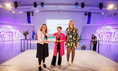 Bei der Preisverleihung der Eurocities Awards 2026 (v.l.): Jessica Breitkopf, Leiterin des Büros für Internationale und Europäische Angelegenheiten, Bürgermeisterin von Utrecht, Sharon Dijksma, und Clarissa Loch, stellvertretende Sachgebietsleitung Beratung und Hilfen für Obdachlose im Amt für Migration und Integration. © Eurocities