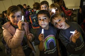 Foto von kleiner Gruppe an Erstklässlern, die die LED-Blinkis in der Hand halten und zeigen.