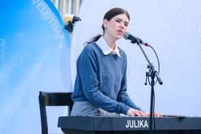 Für musikalische Stimmung auf dem Rad-Aktionstag sorgte Julika, bekannt vom ESC-Vorentscheid, im Duo mit Leo Henrichs (Tierra Negra) © Landeshauptstadt Düsseldorf/Michael Gstettenbauer