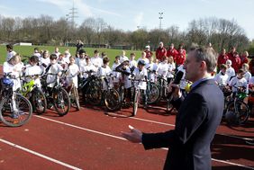 Oberbürgermeister Thomas Geisel begrüßt die teilnehmenden Kinder. Foto: Ingo Lammert.