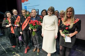 OB Thomas Geisel bedankte sich bei allen Beteiligten persönlich. Er verteilte als Zeichen der Wertschätzung rote Rosen, rechts neben ihm Bürgermeisterin Klaudia Zepuntke und Gleichstellungsbeauftragte Elisabeth Wilfart; Foto: Michael Gstettenbauer