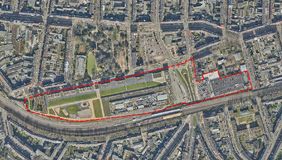 Ein Luftbild von dem Projekt "Umfeld Bilker Bahnhof", der rote Umring zeigt das Plangebiet. Das Luftbild ist von der Landeshauptstadt Düsseldorf.