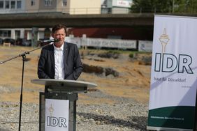 Am Dienstag, 13. September, legte Stadtdirektor Burkhard Hintzsche den Grundstein für das zukünftige Schulgebäude mit Sporthalle an der Borbecker Straße. Foto: Lammert