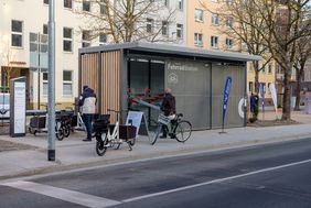 Die Fahrradstation ist ein Bestandteil der neuen Mobilitätsstation am Bachplätzchen. Foto: Uwe Schaffmeister