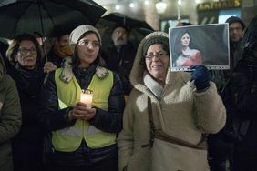 Vor dem Rathaus versammelten sich Düsseldorfer Bürgerinnen und Bürger nach einem Aufruf der Stadt Düsseldorf zur musikalischen Aktion "Solidarität mit der Friedensbewegung im Iran".