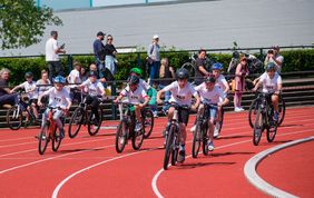 150 Kinder waren wieder zum Petit Départ im Sportpark Niederheid angemeldet, um sich in Ausdauer, Schnelligkeit und Geschicklichkeit zu messen, © Landeshauptstadt Düsseldorf/Uwe Schaffmeister