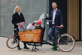 Vorstellung des neuen Leihlastenrades mit Kindertransportfunktion an der Mobilitätsstation Kirchplatz durch Katharina Metzker, Leiterin Amt für Verkehrsmanagement, und Dr. David Rüdiger, Geschäftsführer Connected Mobility Düsseldorf; Foto: CMD