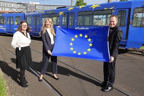 Oberbürgermeister Dr. Stephan Keller mit Annette Grabbe (M.), Vorstandssprecherin der Rheinbahn, und Jessica Breitkopf, Leiterin des Büros für Internationale und Europäische Angelegenheiten. Foto: Young