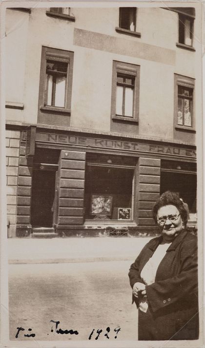 Johanna Ey vor ihrer Galerie auf dem Hindenburgwall (heute: Heinrich-Heine-Allee), Fotografin bzw. Fotograf unbekannt, 1929, Stadtmuseum Landeshauptstadt Düsseldorf F 47775
