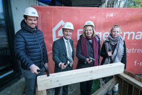 Beim Richtfest wurde symbolisch der letzte Nagel eingeschlagen. Mit dabei Oberbürgermeister Thomas Geisel (2.v.l.) und Ratsfrau Ursula Holtmann- Schnieder (2.v.r), Vorsitzende des Jugendhilfeausschusses © Landeshauptstadt Düsseldorf/Michael Gstettenbauer