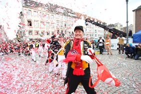 "Düsseldorf - gemeinsam jeck" - die Karnevalisten in der Landeshauptstadt feiern ihren Rosenmontagszug 2019. Foto: Melanie Zanin