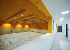 In den Erweiterungsneubau wurde auch eine Zweifach-Sporthalle integriert; Foto: Zanin