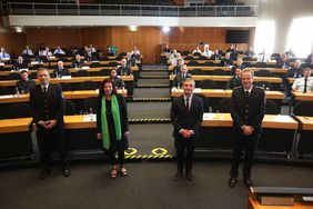 Im Plenarsaal überreichten am 22. September (v.l.) Carsten Hahn, Abteilungsleiter Gefahrenabwehr und Rettungsdienst, Feuerwehrdezernentin Helga Stulgies, OB Geisel und Feuerwehrchef David von der Lieth die Ernennungsurkunden an die beförderten Feuerwehrleute.