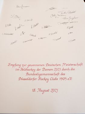 Oberbürgermeister Dr. Stephan Keller hat die DHC-Mannschaft im Rathaus empfangen. Dabei hat sich das Hockey-Team samt Trainer- und Betreuerstab in das Goldene Buch der Landeshauptstadt eingetragen; Foto: Gstettenbauer