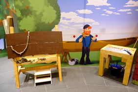Die verschiedenen Aktionsstationen ermöglichen einen spielerischen Museumsbesuch, sodass die jungen Besucherinnen und Besucher unmittelbar in das Thema der Ausstellung eintauchen können; Foto: Uwe Schaffmeister
