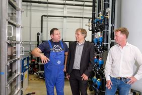 Nehmen die Grundwassersanierungsanlage an der Flurstraße offiziell in Betrieb: Ingo Pähler, stv. Leiter des Umweltamtes, und Umweltdezernent Jochen Kral hier mit Sebastian Seiler, Harbauer Umwelttechnik GmbH (v.r.). Foto: Uwe Schaffmeister