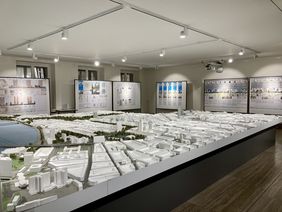 Ausstellung der Ergebnisse zum Planungswettbewerb "Neubau Technisches Verwaltungsgebäude" rund um das Stadtmodell im Rathaus. Foto: Amt für Kommunikation
