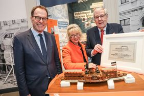 Ernst Lamers (r.), Vorsitzender des Freundeskreises SchifffahrtMuseum, überreichte OB Dr. Stephan Keller einen symbolischen Spendencheck. Insgesamt beläuft sich die Fördersumme auf 70.000 Euro. Foto: Zanin