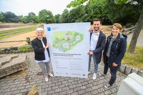 Stellten die Planungen für die Abenteuerlandschaft für Kinder im Freizeitpark Heerdt vor (v.l.): Gartenamtsleiterin Doris Törkel, Landschaftsarchitekt Matthias Hähnel, Büro "freiraumplus", und Projektleiterin Katrin Kempf vom Gartenamt. Foto: Melanie