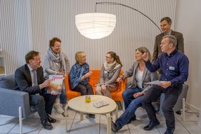 Zur Eröpffnung stellten sich Stadtdirektor Burkhard Hintzsche (links) und Gesundheitsamtsleiter Dr. Klaus Göbels (hinzten rechts) mit dem Team des Atriums dem Fotografen. Foto SchaffmeisterLandeshauptstadt Düsseldorf/Uwe Schaffmeister