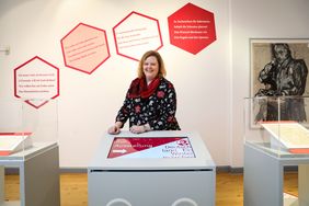 Dr. Sabine Brenner-Wilczek, Kuratorin und Direktorin des Heinrich-Heine-Instituts, stellte die neue Sonderausstellung "175 Jahre. Deutschland. Ein Wintermärchen" vor; Foto: Melanie Zanin