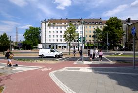 Durch den Umbau ist die Sicherheit und der Komfort für den Rad- und Fußverkehr wesentlich verbessert worden. Foto: Uwe Schaffmeister
