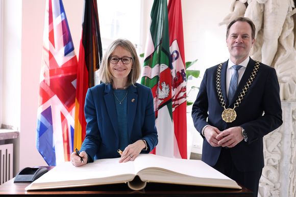 Jill Gallard, Botschafterin des Vereinigten Königreichs, trägt sich in das Goldene Buch der Stadt ein, Foto: David Young.
