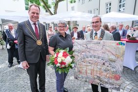 Oberbürgermeister Dr. Stephan Keller, Angela Bruch und Schützenchef Michael Zieren (v.l.) mit dem Düsseldorf-Bild mit Kirmesmotiv.